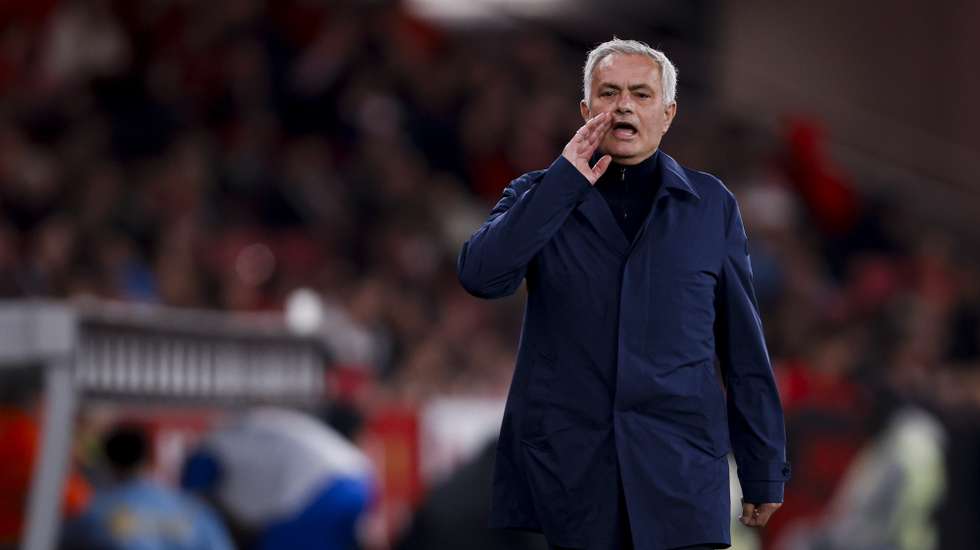 epa12624196 Benfica coach Jose Mourinho gestures during the Portuguese First League soccer match between Benefica and Estoril in Lisbon, Portugal, 03 January 2026.  EPA/FILIPE AMORIM