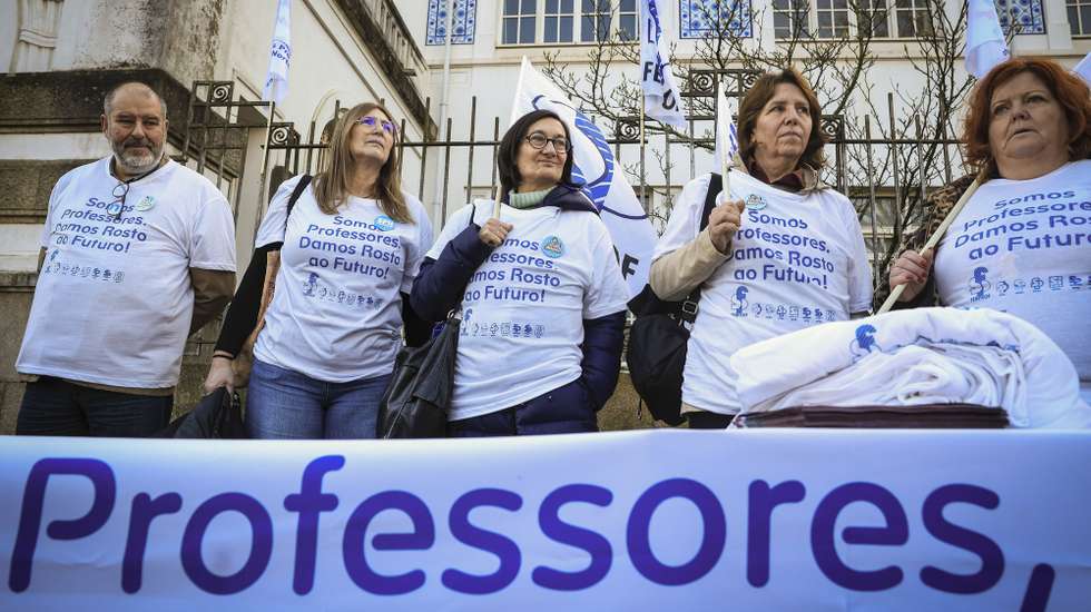 Plenário de rua promovido pela Federação Nacional dos Professores (Fenprof), para marcar o início da Caravana Nacional “Somos professores. Damos rosto ao futuro. Valorização, já!”, em frente à Escola Secundária Rodrigues de Freitas, no Porto, 19 de fevereiro de 2026. Entre 19 de fevereiro e 04 de março, a Fenprof inicia uma Caravana Nacional, com diferentes iniciativas de mobilização dos docentes, bem como de esclarecimento da sociedade para os problemas que afetam a profissão docente. JOSÉ COELHO/LUSA