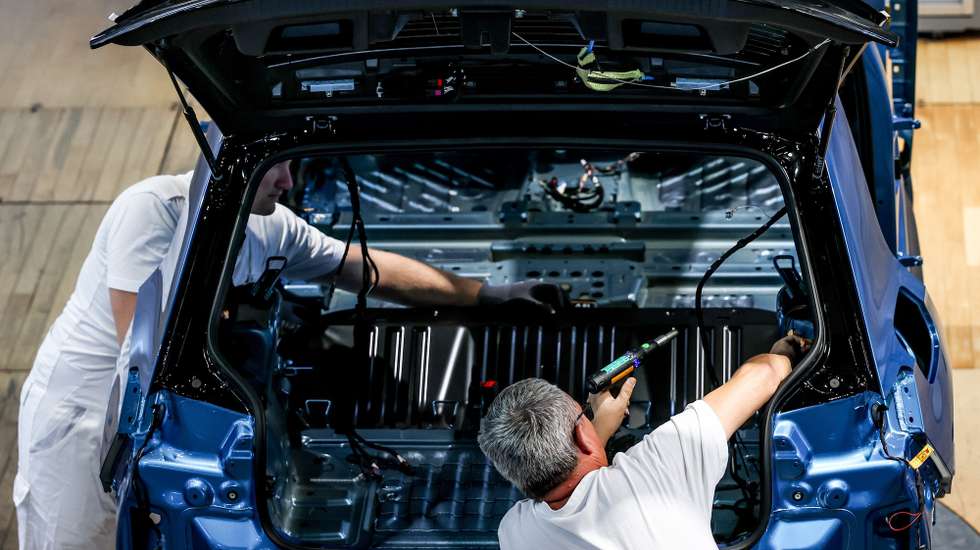 epa12368882 (FILE) - Volkswagen employees work on the assembly of an ID.3 automobile on the electric cars production line at the Volkswagen Glaeserne Manufaktur (Transparent Factory) in Dresden, Germany, 14 May 2025 (reissued 11 September 2025). The automobile sector is a vital part of the European economy, according to Eurofound and Eurostat, it provides around 6.72 million direct jobs. The entire industry accounts for 7% of Europe’s GDP. The sector is currently undergoing a major transformation propelled by electromobility, integration of new technologies, and increasing competition from countries like China. In January 2025, the European Commission launched the Strategic Dialogue on the Future of the Automotive Industry to foster innovation and maintain the industry’s competitiveness.  EPA/FILIP SINGER