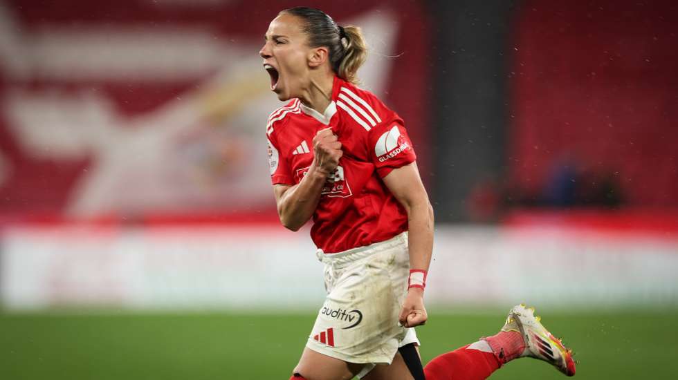 Lúcia Alves do Benfica festeja após marcar o terceiro golo contra o Sporting durante o jogo para os quartos-de-final da Taça de Portugal, disputado no Estádio da Luz, em Lisboa, 22 de março de 2025. ANTÓNIO COTRIM/LUSA
