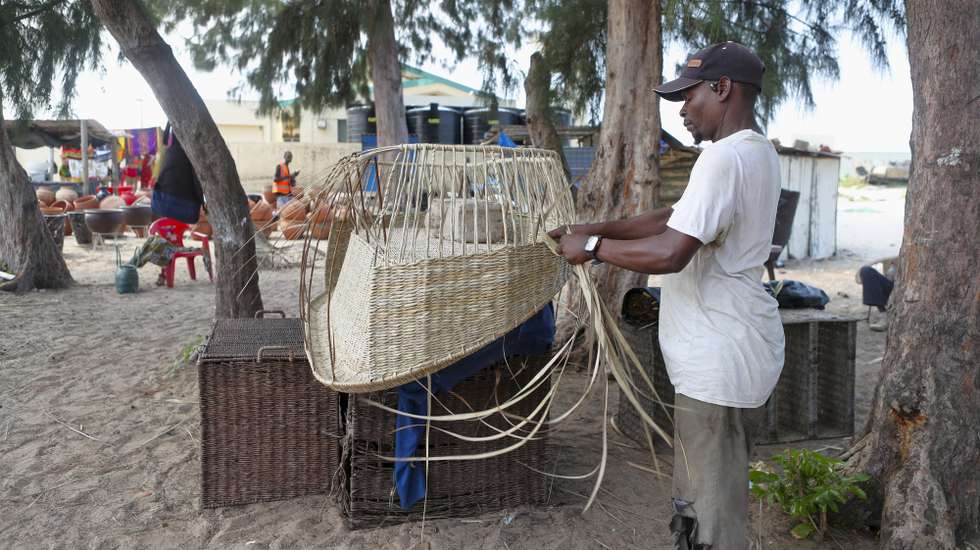 Nos passeios das avenidas de Maputo, artesãos moçambicanos sobrevivem da produção e venda de cestos, bolsas e móveis de palha feitos à mão, uma atividade informal que depende de encomendas e clientes ocasionais para sustentar famílias inteiras, Maputo, Moçambique, 14 de abril de 2026. (ACOMPANHA TEXTO DA LUSA DO DIA 18 DE MAIO DE 2026)  LUÍSA NHANTUMBO/LUSA