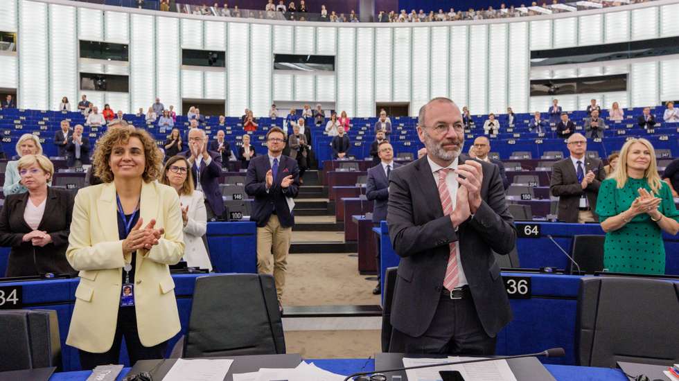 epa13043523 Member of the European Parliament (MEP) and Vice-Chair of the Group of the European People's Party (EPP Group) (Christian Democrats) Dolors Montserrat (L) and MEP and EPP Chair Manfred Weber (R) applaud during an address by Andrzej Poczobut, 2025 Sakharov Prize Laureate, at a session in the European Parliament in Strasbourg, France, 17 June 2026.  EPA/OLIVIER MATTHYS
