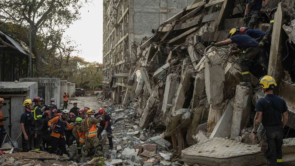 epa13074444 Rescue workers search for survivors among the rubble following two earthquakes with magnitudes of 7.2 and 7.5 in Catia La Mar, La Guaira state, Venezuela, 29 June 2026. The earthquakes have resulted in at least 1,719 deaths, primarily caused by the collapse of numerous buildings.  EPA/Henry Chirinos