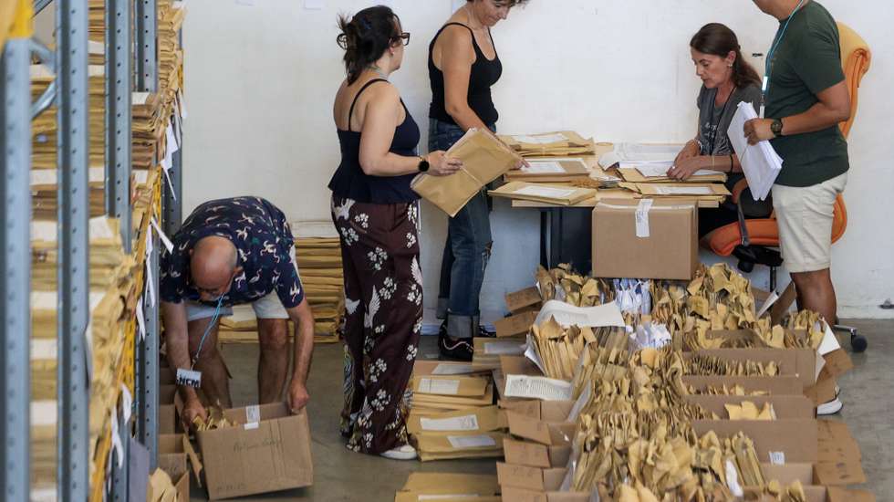 Funcionárias organizam exames no local onde são guardados os exames, digitalizados e distribuídos, em Sintra, 06 de julho de 2026. O ministro da Educação, Ciência e Inovação, Fernando Alexandre, e o secretário de Estado Adjunto e da Educação, Alexandre Homem Cristo, visitaram hoje as instalações. TIAGO PETINGA/LUSA