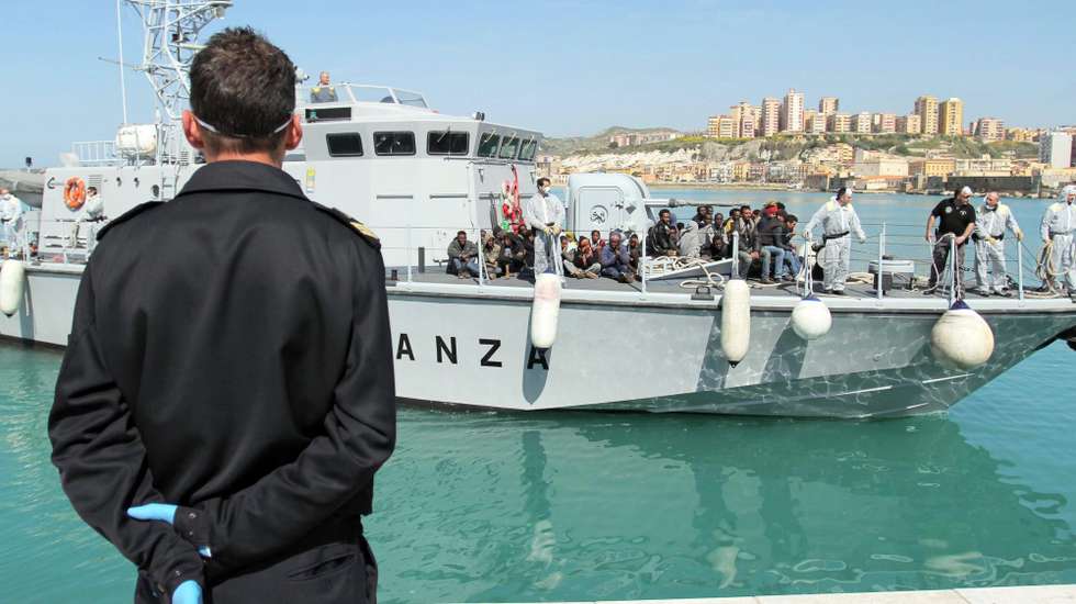 epaselect epa04701443 Rescued migrants disembark from an Italian Finance Guard vessel in Porto Empedocle, Sicily island, southern Italy, 12 April 2015. The body of one boat migrant and 1,739 survivors were picked up in several operations conducted over the past two days in the Mediterranean, Italian authorities said 12 April, adding that further sea rescues were ongoing.  EPA/PASQUALE CLAUDIO MONTANA LAMPO