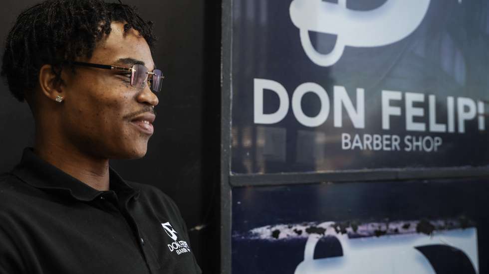 O barbeiro Filipe Mutimba dono da Don Filipe Barber Shop, em Maputo, Moçambique, 23 de junho de 2026. Entre música, dança e cortes de cabelo, Filipe transformou uma atividade iniciada na pandemia, em Maputo, numa marca de referência em estilo e modernidade, criando emprego para jovens, conquistando clientes de renome, como Geny Catamo, e sonhando até criar uma academia. (ACOMPANHA TEXTO DA LUSA DE 10-08-2026) LINA CEBOLA/LUSA