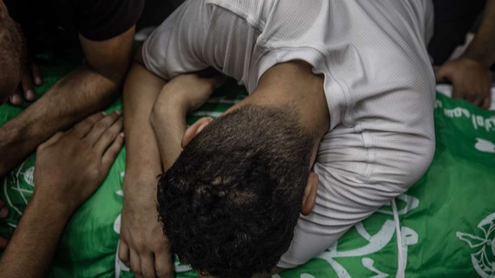 epa13270545 Relatives mourn over the body of Ezz al-Din Beik, commander of the Northern Gaza Brigade of the Ezz al-Din al-Qassam Brigades, the armed wing of Hamas, during the funeral of Beik and his bodyguard in Gaza City, 29 September 2026. According to the Ministry of Health in Gaza, Beik and his bodyguard were killed in an Israeli airstrike in Gaza City early on 29 September 2026.  EPA/MOHAMMED SABER