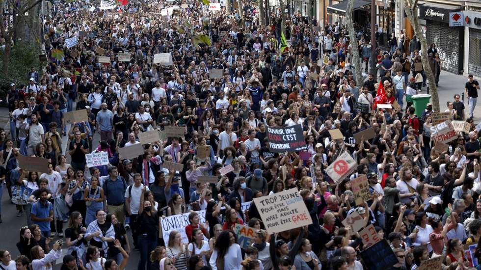 epa13285416 High school students and members of education unions march during a national day of protests over school conditions, in Paris, France, 06 October 2026. A wave of protests sweeps across France against severe teacher shortages, overcrowded classrooms, a lack of resources, and poor learning conditions ahead of upcoming national budget decisions.  EPA/MOHAMMED BADRA