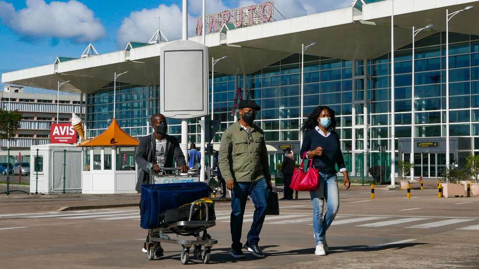 Aeroporto Internacional de Maputo Mavalane, Moçambique, 27 novembro 2021. O Governo português determinou a suspensão dos voos de e para Moçambique devido à  detecção da nova variante Ómicron, mais contagiosa do que as restantes estirpes do vírus já identificadas.  LUIS FONSECA/LUSA