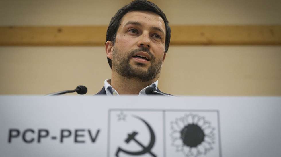 João Ferreira, membro da Comissão Política do Partido Comunista Português (PCP), durante um comício da Coligação Democrática Unitária (CDU) no auditório da Junta de Freguesia de S. Sebastião, Setúbal,16 de janeiro de 2022. As eleições legislativas realizam-se a 30 de janeiro. RUI MINDERICO/LUSA
