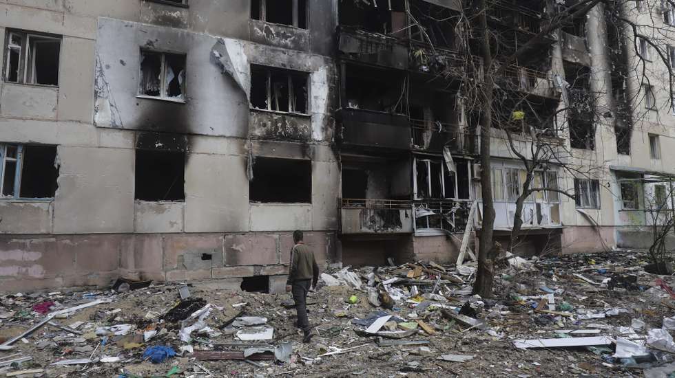 epa09893604 A man walks past a residential building damaged during a shelling in Severodonetsk, North-West of Luhansk, Ukraine, 16 April 2022. Russian troops entered Ukraine on 24 February resulting in fighting and destruction in the country and triggering a series of severe international economic sanctions on Russia.  EPA/STR