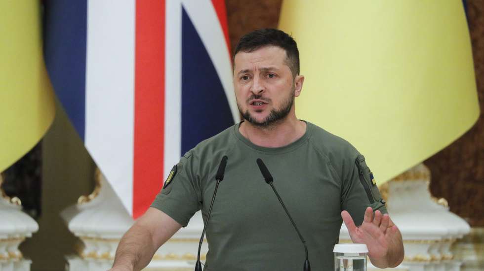 epa10136445 Ukrainian President Volodymyr Zelensky speaks during a joint press conference with British Prime Minister Boris Johnson (not pictured) following their meeting at the Mariinsky palace in Kyiv, Ukraine, 24 August 2022. Johnson arrived in Kyiv to meet with top Ukrainian officials as Ukraine celebrates Independence Day amid the Russian invasion.  EPA/SERGEY DOLZHENKO