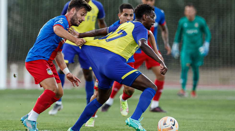 O jogador do Alverca, Talison Ruan (E), em ação contra o jogador do Al Nassr, Abdullah Al Khaibari, durante um jogo particular, no Estádio Municipal de Albufeira, 10 julho de 2023. LUÍS FORRA/LUSA
