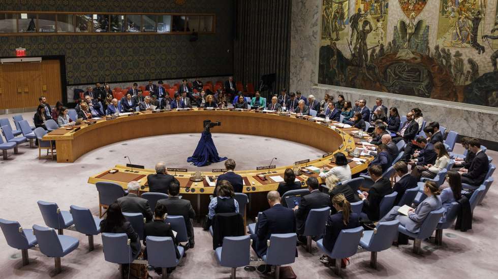epa11286568 Secretary General of the United Nations Antonio Guterres (C) speaks during a Security Council meeting at United Nations Headquarters in New York, New York, USA, 18 April 2024.  EPA/SARAH YENESEL