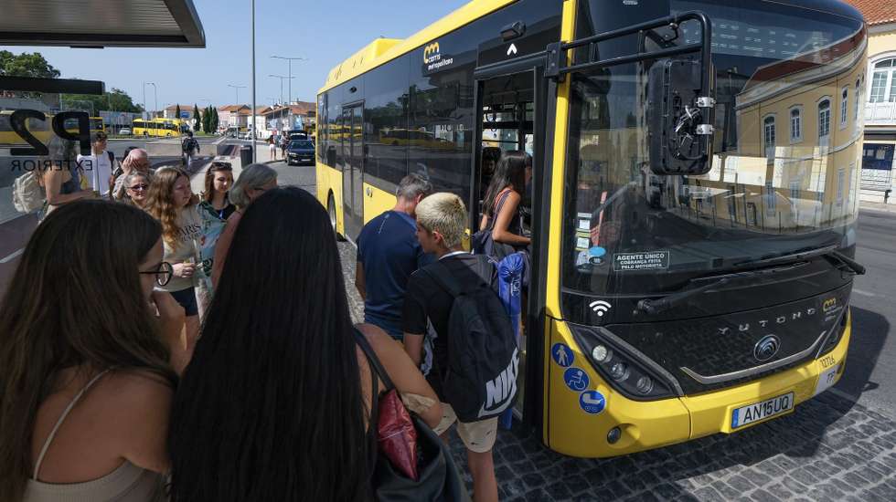 Utentes da Carris Metropolitana apanham um autocarro no interface de transportes da Praça do Brasil, Setúbal, 18 de julho de 2023. A entidade gestora Transportes Metropolitanos de Lisboa (TML) diz que houve uma “melhoria do serviço” da Carris Metropolitana na Península de Setúbal, avaliação também feita pelos utentes, que apontam, no entanto, situações de incumprimento de horários. (ACOMPANHA TEXTO DE 20-07-2023) RUI MINDERICO/LUSA