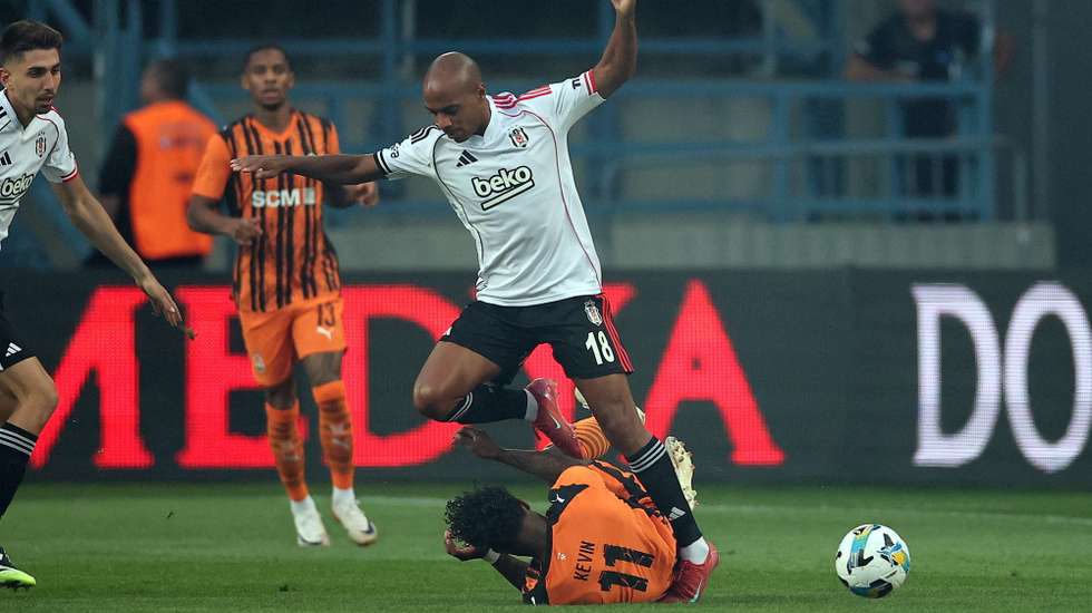 epa12275664 Kevin (bottom) of Shakhtar Donetsk and Joao Mario (top) of Besiktas JK in action during the UEFA Europa League qualifiers second round match between Shakhtar Donetsk and Besiktas JK in Krakow, Poland, 31 July 2025.  EPA/Lukasz Gagulski POLAND OUT