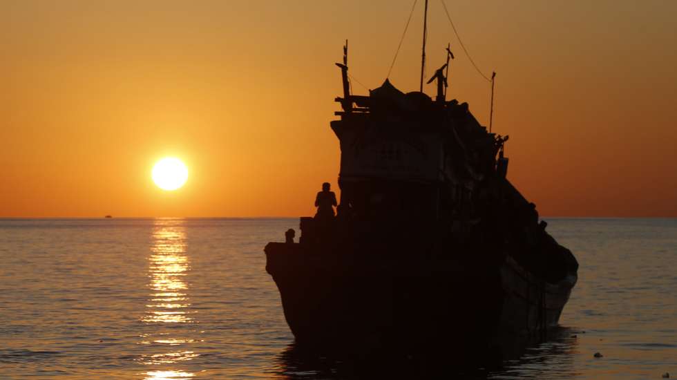 epa11674742 A wooden boat carrying Rohingya refugees is silhouetted adrift in the Labuhan Haji sea area, South Aceh, Indonesia, 22 October 2024. More than 100 Rohingya refugees are adrift in the coastal area of Labuhan Haji Port, South Aceh. Local authorities have not yet given their craft permission to land due to a wave of rejection from local residents. According to the Head of Public Relations for the Aceh Police, Joko Krisdianto, the police are currently still investigating the human trafficking case involving the Rohingya ethnic group and local Acehnese residents who are involved as smuggling agents.  EPA/HOTLI SIMANJUNTAK