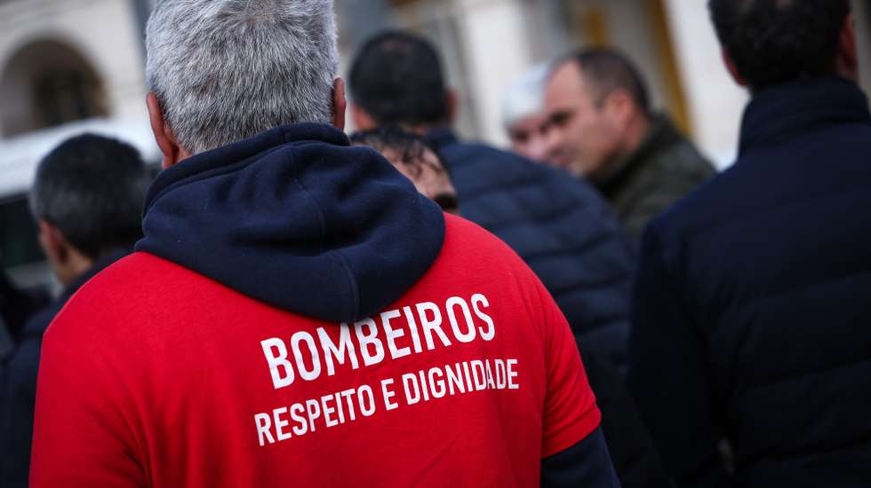 Concentração dos voluntários das associações humanitárias de bombeiros para a reivindicar a criação e regulamentação da respetiva carreira e categoria profissional, frente à Secretaria de Estado da Proteção Civil, em Lisboa, 19 de dezembro de 2025. RODRIGO ANTUNES/LUSA