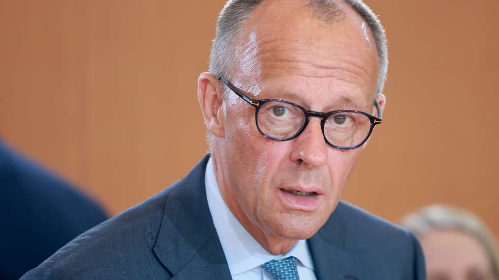 epa13012661 German Chancellor Friedrich Merz arrives for a meeting of the German government's cabinet at the Chancellery in Berlin, Germany, 03 June 2026.  EPA/HANNIBAL HANSCHKE