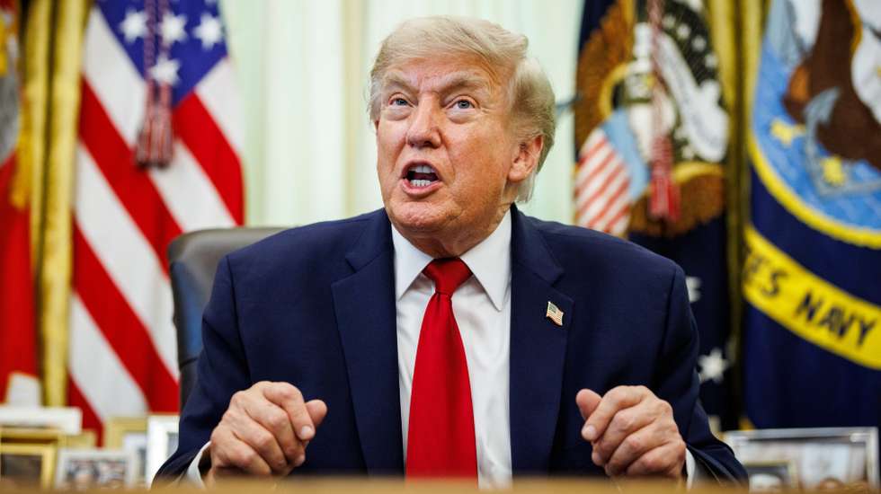 epa13073661 US President Donald Trump speaks after signing an executive order on vehicle repairs at the Resolute Desk in the Oval Office at the White House in Washington, DC, USA, 29 June 2026.  EPA/SAMUEL CORUM / POOL