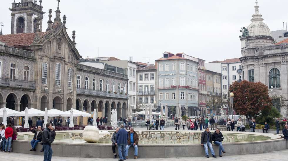 Assembleia popular está a decorrer na Praça da República, no centro de Braga