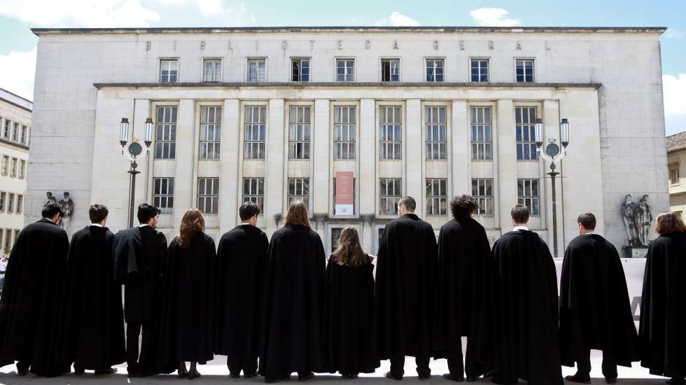 Estudantes da Universidade de Coimbra manifestam-se contra aumento das propinas, uma iniciativa da Associação Académica de Coimbra (AAC), na sequência da ação de sensibilização que promoveu, com o apoio dos seus Núcleos de Estudantes, para o eventual aumento de propinas, decisão que será tomada na reunião do Conselho Geral da Universidade de Coimbra, na Universidade de Coimbra, 27 de maio de 2013.  PAULO NOVAIS / LUSA