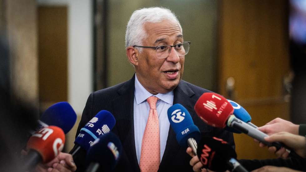 O secretário-geral do Partido Socialista (PS), António Costa, fala aos jornalistas à chegada para a reunião com a nova bancada parlamentar do partido, na Assembleia da República, em Lisboa, 23 de março de 2022. MÁRIO CRUZ/LUSA