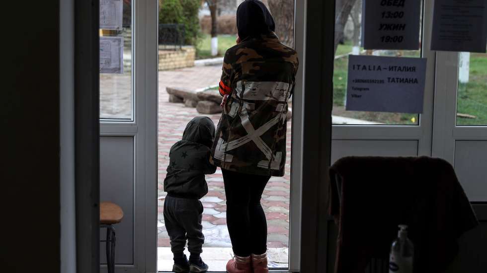 Várias refugiadas do sul da Ucrânia vivem com os filhos temporariamente num antigo campo de férias, por agora transformado em local de abrigo para refugiados, em Cosnita, Moldova, 02 de abril de 2022. Crianças refugiadas Ucranianas vivem com as mães temporariamente num antigo campo de férias na localidade de Cosnita (Moldova), por agora transformado em local de abrigo para refugiados. (ACOMPANHA TEXTO DA LUSA DO DIA 06 DE ABRIL DE 2022). NUNO VEIGA/LUSA