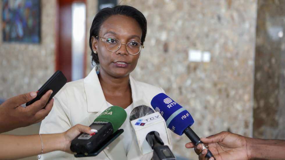 A presidente da Comissão Nacional de Eleições (CNE), Maria do Rosário Gonçalves, fala aos jornalistas durante uma conferência de imprensa após entregar o relatório de atividades de 2020 à Assembleia Nacional, Cidade da Praia, Cabo verde, 29 de dezembro de 2021. ELTON MONTEIRO/LUSA