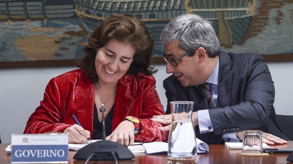 A ministra do Trabalho, Solidariedade e Segurança Social, Ana Mendes Godinho, acompanhada pelo secretário de Estado do Trabalho, Miguel Fontes, na Reunião plenária do Conselho Permanente de Concertação Social, esta tarde em Lisboa, 14 de dezembro de 2022.  MIGUEL A. LOPES/LUSA