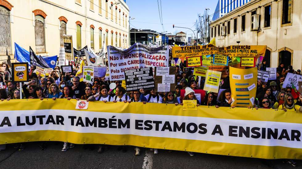 Manifestação de professores e outros profissionais de educação convocada pelo Sindicato de Todos os Profissionais da Educação (STOP) como resposta à convocatória do Ministério da Educação para a definição de serviços mínimos nas escolas, em Lisboa, 28 de janeiro de 2023. MANUEL DE ALMEIDA/LUSA
