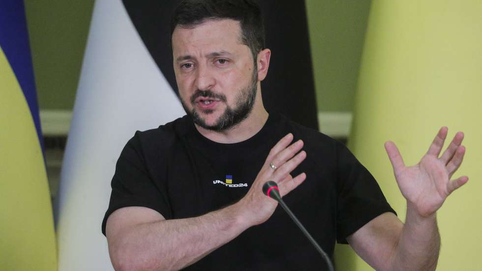 epa10668767 Ukrainian President Volodymyr Zelensky attends a joint news conference with his Estonian counterpart Alar Karis in Kyiv, Ukraine, 02 June 2023. Estonian President Alar Karis arrived in Kyiv to meet with top Ukrainian officials amid the Russian invasion.  EPA/SERGEY DOLZHENKO
