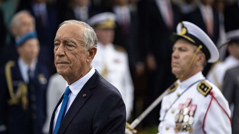 O presidente da República, Marcelo Rebelo de Sousa passa revista às tropas durante as comemorações oficiais do Dia de Portugal, de Camões e das Comunidades Portuguesas, na Régua, 10 de junho de 2023. JOSÉ COELHO/LUSA