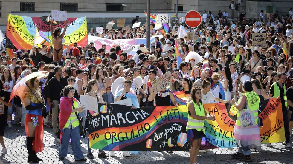Participantes da Marcha do Orgulho LGBTI+ do Porto com o lema desta edição: “Não há cura para a minha existência, só orgulho e resistência”, na praça da República, Porto, 08 de Julho de 2023. MANUEL FERNANDO ARAÚJO/LUSA