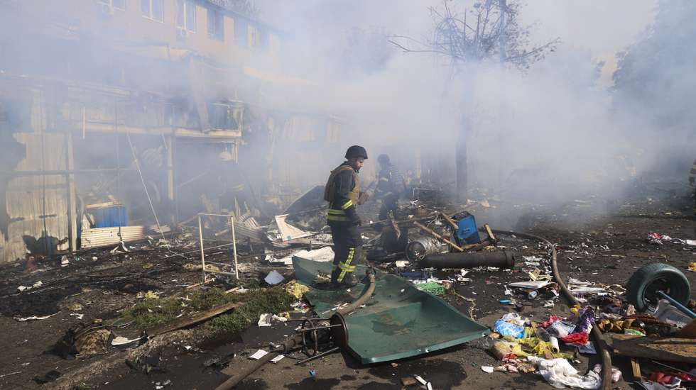 epa10844552 A rescue worker arrives at the site of a Russian strike on a market in Kostyantynivka, Donetsk region, Ukraine, 06 September 2023. At least 17 people died and 32 others were injured after Russian shelling targeted a market in Kostyantynivka, Ukraine’s National Police confirmed.  EPA/ALEX BABENKO