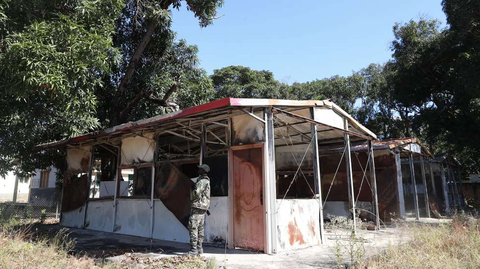 Apesar de o hospital de Mocímboa da Praia, já estar a funcionar, algumas alas permanecem destruídas, tal como ficaram depois das incursões de rebeldes que ocuparam a vila entre 2020 e 2021, Cabo Delgado, norte de Moçambique, 26 de junho de 2023. Há residentes de etnia maconde que já rumaram a Mueda, no planalto de Cabo Delgado, “para plantar milho”, mas o que os muânis como Assumane sabem fazer é plantar arroz nos campos de Auasse, ali perto de Mocímboa de Praia. (acompanha texto de 26 de junho de 2023). LUÍS FONSECA/LUSA