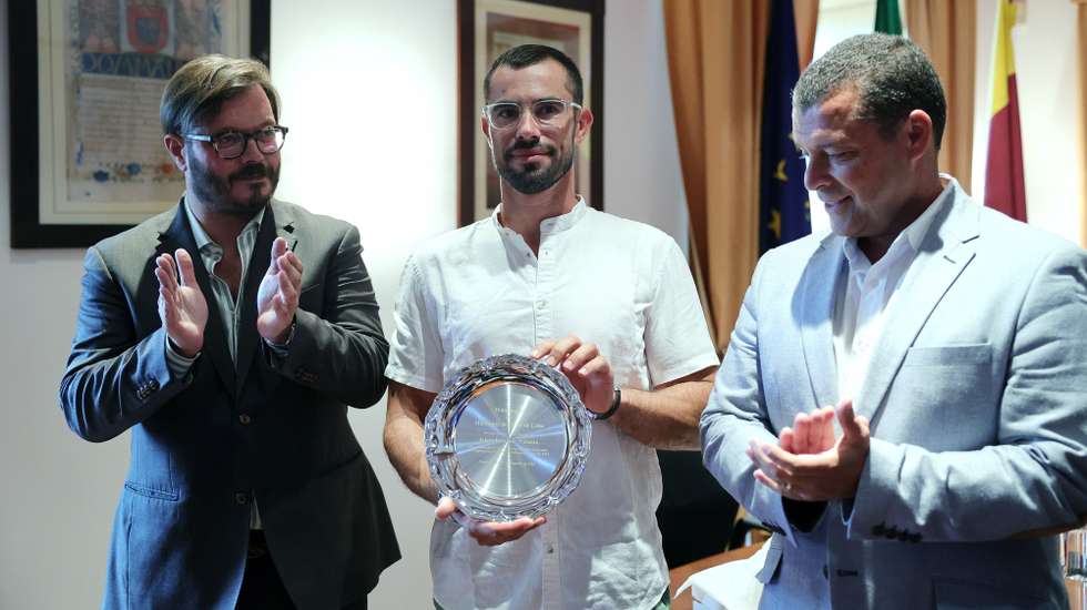 O canoísta Fernando Pimenta (C), acompanhado por Vasco Ferraz, presidente da Câmara de Ponte de Lima (E) e por Vitor Felix, presidente da Federação Portuguesa de Canoagem (D), durante a homenagem pela Câmara Municipal de Ponte de Lima, 27 de setembro 2023. Fernando Pimenta foi homeageado no âmbito dos triunfos nos campeonatos mundiais de canoagem do ano 2023. ESTELA SILVA/LUSA