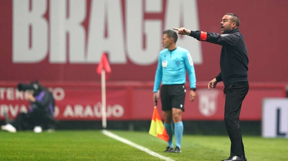 SC Braga head coach Artur Jorge (R) reacts during the Portuguese First League soccer match between SC Braga and Vitoria SC at Municipal de Braga Stadium, in Braga, Portugal, 06 January 2024. HUGO DELGADO/LUSA