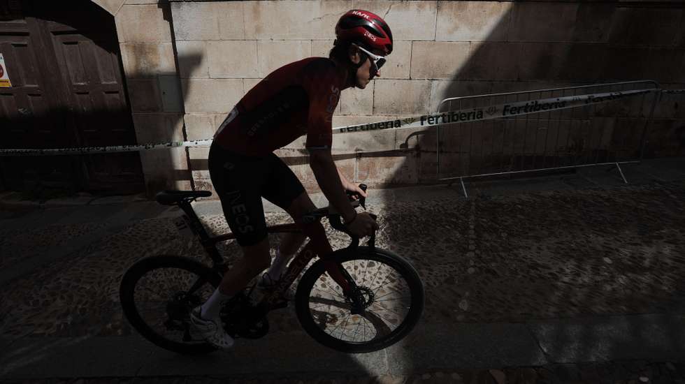 epa10843826 British rider Geraint Thomas of team INEOS Grenadiers arrives to sign in prior to the eleventh stage of the Vuelta a Espana, a 163.2 km cycling race from Lerma to La Laguna Negra Vinuesa, Spain, 06 September 2023.  EPA/Manuel Bruque