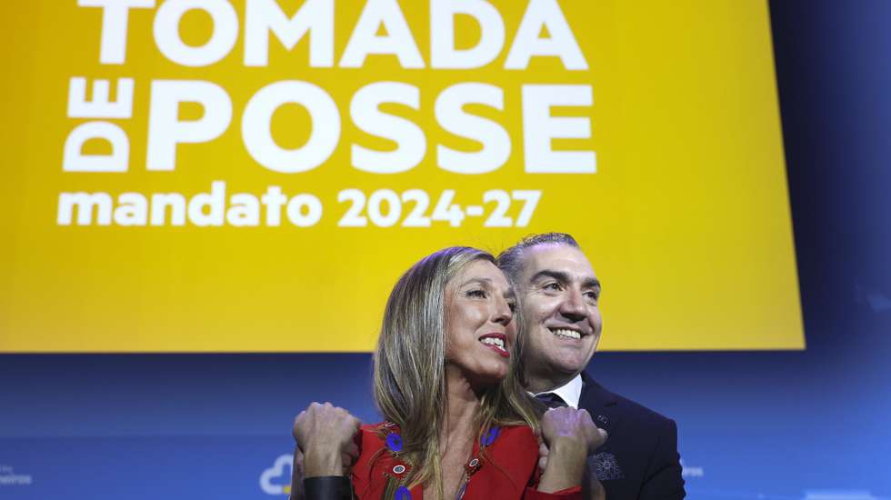 O novo bastonário da Ordem dos Enfermeiros, Luís Filipe Barreira, é cumprimentado pela bastonária cessante, Ana Rita Cavaco, durante a sua cerimónia de posse em Lisboa, 19 de dezembro de 2023. TIAGO PETINGA/LUSA