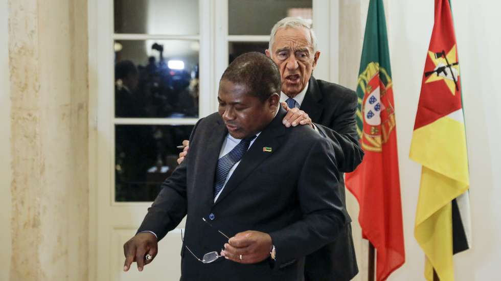 O Presidente da República, Marcelo Rebelo de Sousa (D), acompanhado pelo Presidente da República de Moçambique, Filipe Jacinto Nyusi, durante a inauguração do Montebelo Mosteiro de Alcobaça Historic Hotel, da empresa Visabeira, 19 de novembro de 2022. PAULO CUNHA/LUSA