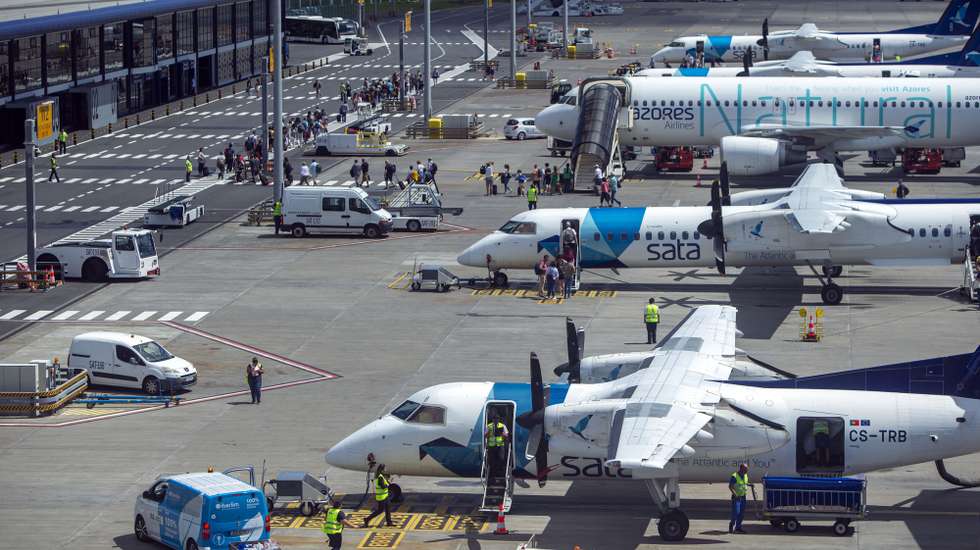 Aviões da Azores Airlines, no Aeroporto João Paulo II em Ponta Delgada, Açores, 11 de outubro de 2023. A privatização dos consórcios interessados na empresa da SATA apresentaram novas ofertas de 7,026 euros e 6,60 euros por ação. Decisão final será tomada até ao início de Outubro. EDUARDO COSTA/LUSA