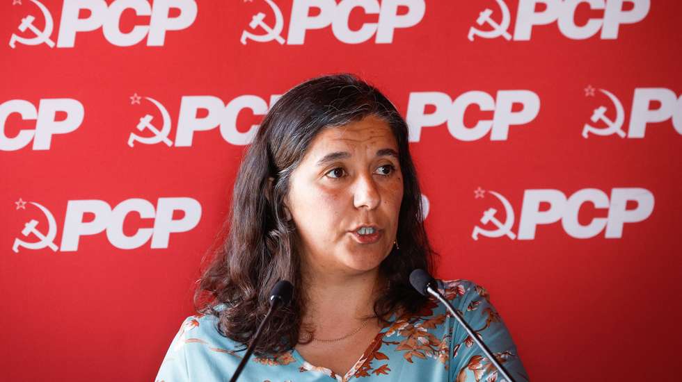 A presidente do grupo parlamentar do Partido Comunista Português (PCP), Paula Santos, intervém durante o encerramento das Jornadas Parlamentares, na Fortaleza de Sesimbra, Setúbal, 21 de maio de 2024. ANTÓNIO PEDRO SANTOS/LUSA