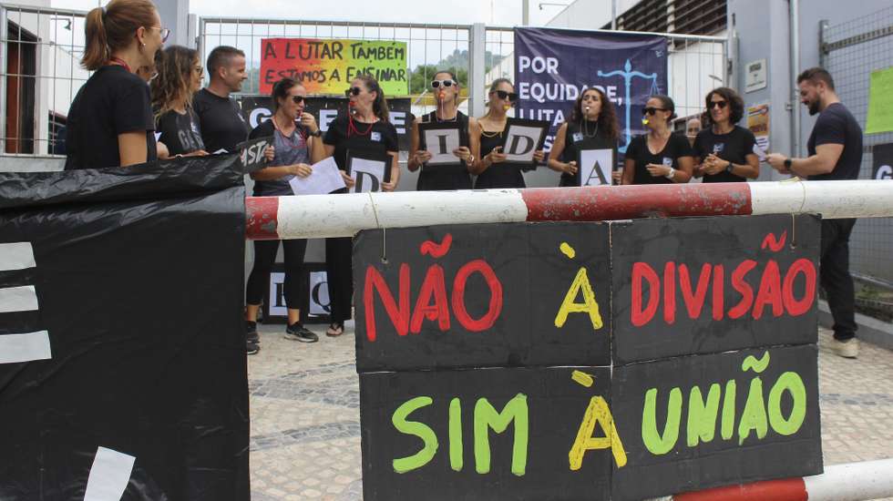 Docentes na Escola Portuguesa de Timor-Leste, durante a greve convocada pelo Sindicato de Todos os Profissionais da Educação (S.TO.P), em Dili, Timor Leste, 27 de março de 2025. Os docentes nas Escolas Portuguesas de Timor-Leste, Moçambique, Angola e São Tomé e Príncipe iniciam hoje uma greve de dois dias pela "equidade de condições laborais entre docentes". ANTÓNIO AMARAL/ LUSA