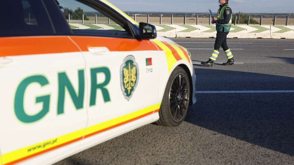 Um agente da Guarda Nacional Republicana (GNR), durante uma ação de fiscalização no âmbito da campanha “Festas MAIs Seguras”, nas portagens do Pinhal Novo, em Setúbal, 30 de dezembro de 2024. ANTÓNIO PEDRO SANTOS/LUSA