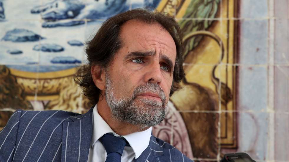 O presidente do Governo Regional da Madeira, Miguel Albuquerque, em entrevista à agência Lusa, na Quinta Vigia, no Funchal, ilha da Madeira, 13 de maio de 2025. O presidente do Governo da Madeira (PSD/CDS-PP), o social-democrata Miguel Albuquerque, considera, a propósito das legislativas de domingo, que os portugueses querem um executivo estável para acabar com a “histeria justicialista” e os “populismos que andam aí à solta”. (ACOMPANHA TEXTO DA LUSA DO DIA 16 DE MAIO DE 2025). HOMEM DE GOUVEIA/LUSA