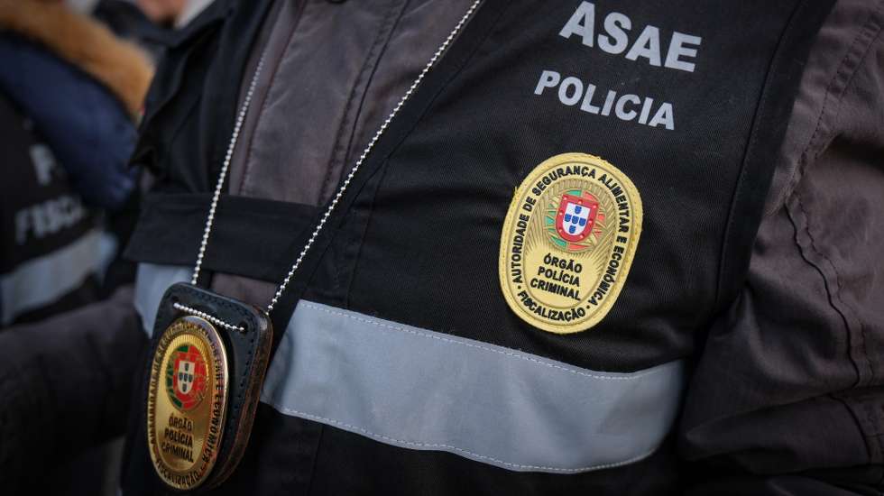 Inspetores da ASAE, durante uma operação de controlo e verificação das condições de Higiene e Segurança Alimentar das mercadorias alimentares (azeite, carnes, pescado, produtos de panificação, etc) em circulação bem como a deteção de eventuais ilícitos relacionados com as mercadorias em trânsito (contrafação, entre outros)  com consequências diretas para o consumidor final realizada no acesso à ponte 25 de Abril, Almada, 3 de Abril de 2025. RUI MINDERICO/LUSA
