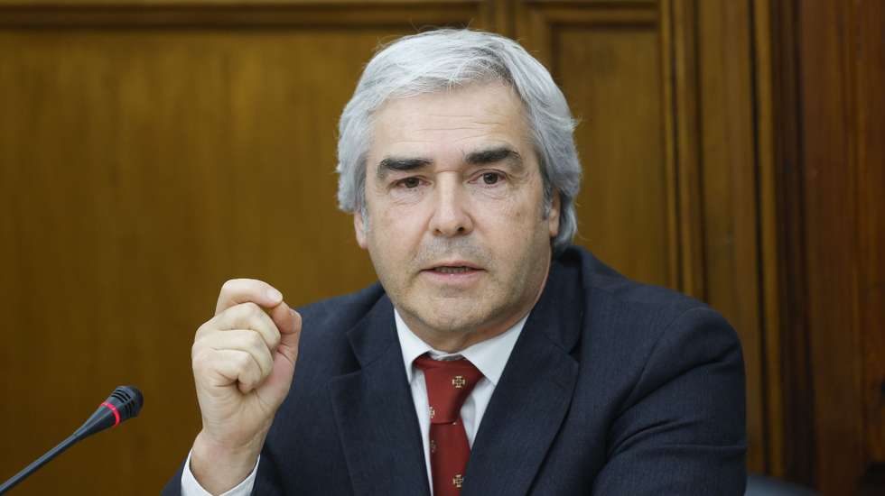 O ministro da Defesa Nacional, Nuno Melo, intervém durante a sua audição na Comissão de Defesa Nacional, no sentido de prestar esclarecimentos sobre a participação da Força Aérea Portuguesa no processo de helitransporte de emergência médica com o Instituto Nacional de Emergência Médica (INEM), na Assembleia da República, em Lisboa, 23 de julho de 2025. ANTÓNIO PEDRO SANTOS/LUSA