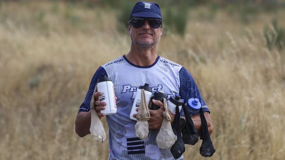 Um membro da logistica de uma equipa da 86ª Volta a Portugal espera por ciclistas com meias cheias de blocos de gelo para baixar a temperatura corporal. O gelo tornou-se omnipresente na Volta a Portugal, com os ciclistas a combaterem as elevadas temperaturas com o recurso a sacos colocados no pescoço, uma ‘moda’ que obriga as equipas a uma permanente corrida a esse precioso ‘bem’, Guarda, 14 de agosto de 2025. (ACOMPANHA TEXTO DA LUSA DE 15 DE AGOSTO DE 2025)