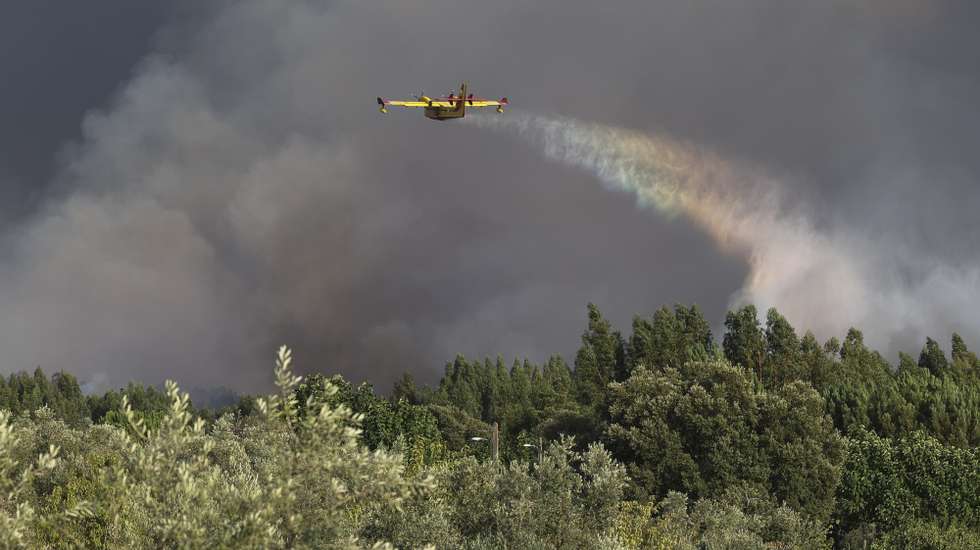 An Airplane Canadair drops water during a forest fire in Pedrogao Grande, Leiria, Portugal, 23 August 2025. The two fires that are currently consuming forest in Pedrogao Grande have already reached the municipality of Sertã, with various resources being deployed in both areas to combat the fire, Civil Protection told Lusa. At 6 p.m., 676 firefighters supported by 178 vehicles and 15 aircraft were fighting the two fires. PAULO NOVAIS/LUSA